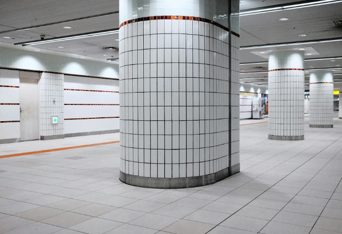 a very large room with some very tall columns